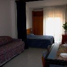 <div>
	Il monolocale tipo A3/4 composto da zona giorno con divano letto doppio, angolo cottura e lavatrice, separé in tenda fra zona giorno e zona notte con letto matrimoniale, TV led, cassaforte e balcone vista mare, condizionatori e servizi con box doccia e lavatrice.</div>
